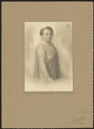 Staand studioportret van Rosa Manus 191?
