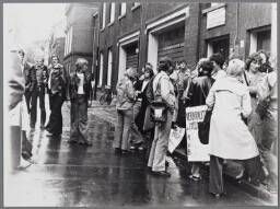 Vrouwen demonstreren tijdens een proces tegen Hell's Angels, die collectief een vrouw mishandeld en verkracht hebben 1978