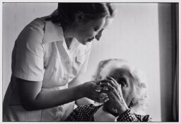 In het verpleeghuis 'Stadzicht' krijgt een bejaarde vrouw iets te drinken van een verpleegster. 1979