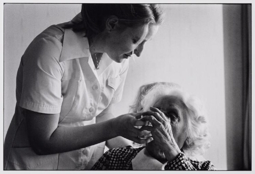 In het verpleeghuis 'Stadzicht' krijgt een bejaarde vrouw iets te drinken van een verpleegster. 1979
