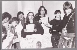 Actie door Vrouwen in de Bijstand voor een hogere uitkering: 'Onderwijs met behoud....' Radioverslaggeefster maakt opnamen van spreekster. 1983