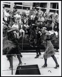 Groep vrouwen aan het dansen tijdens de eerste Gay Pride 1996