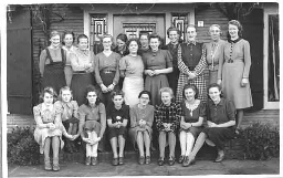 Groepsportret van groep op Vrouwen vormingscentrum De Born. 1941