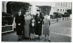 Johanna Westerdijk met vermoedelijk haar zussen Agathe en Maria, en neef en nichtje in Parijs 1938