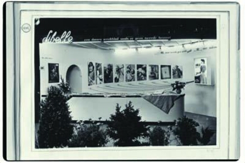 Stand 'Tydschriften' met het logo van het tijdschrift 'Libelle' op de tentoonstelling 'De Nederlandse Vrouw 1898-1948'. 1948