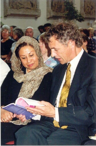 Fatima van Bommel-Pattisahusiwa, Vrouwen voor Vrede op de Molukken, en minister voor Grote Steden- en Integratiebeleid Roger van Boxtel kijken in de publikatie 'SamenSpraak 2000