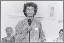 Marijke Ehelschot aan het woord tijdens de bijeenkomst 'Vrouwen/Bewegingen en de Wereld', georganiseerd door de Stichting Vrouwen en Diversiteit 2003