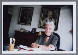 Fo Heinsius, apotheker in ruste en nu 97 jaar met de fotograaf 2001