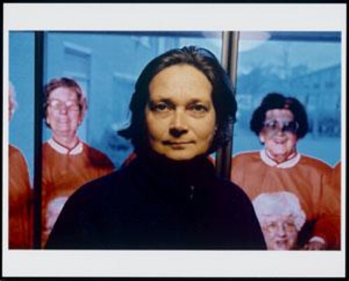 Kunstenaar Lino Hellings in een verzorgingstehuis in Amsterdam-Oost met op de achtergrond haar werk 2002