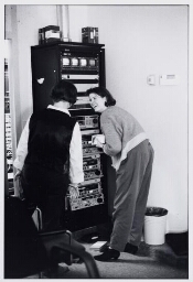 Vrouwelijke video-editor aan het werk bij NOB. 1990