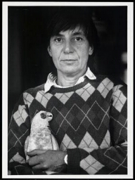 Portret van een vrouw met een papegaai op de arm 1986