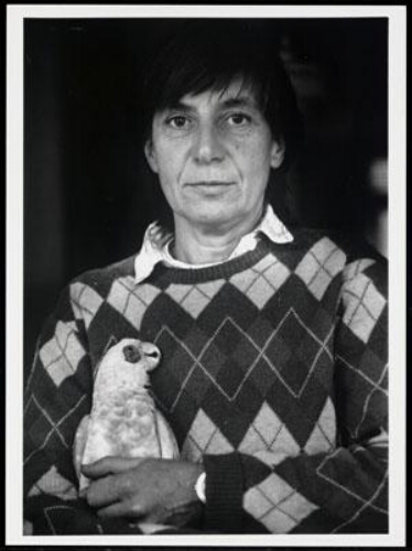 Portret van een vrouw met een papegaai op de arm 1986