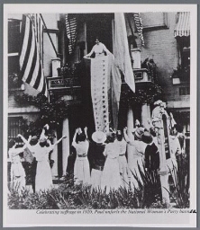 Alice Paul ontvouwt een vlag van het National Woman's Party ter gelegenheid van de viering van het vrouwenkiesrecht in 1920 1920