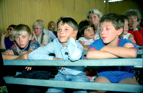 Kinderen in het kinderkamp voor wezen uit de regio van Kiev 1995