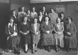 Bijschrift:'Oprichtingsvergadering 7 september 1932' van de Vrouwen Electriciteits Vereeniging (VEV) 1932