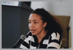Silvie Raap tijdens een Zamicasa (eet- en activiteitencafé van Zami) over beeldvorming en jongeren 1991