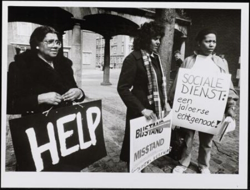Protest  tegen de stopzetting van de uitkering van bijstandsvrouwen 1985