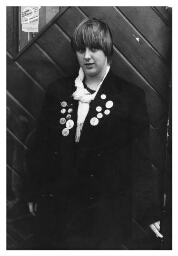 Portret van een jonge vrouw, ze heeft veel buttons opgespeld, o.a 1981?