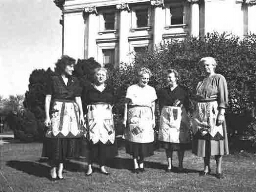 Foto van de reis van Mies Boissevain-van Lennep (staand in het midden) in Amerika in 1949, waar zij propaganda maakte voor de Nationale Feestrok, dat een symbool moest voorstellen van saamhorigheid en solidariteit na de Tweede Wereldoorlog. 1949