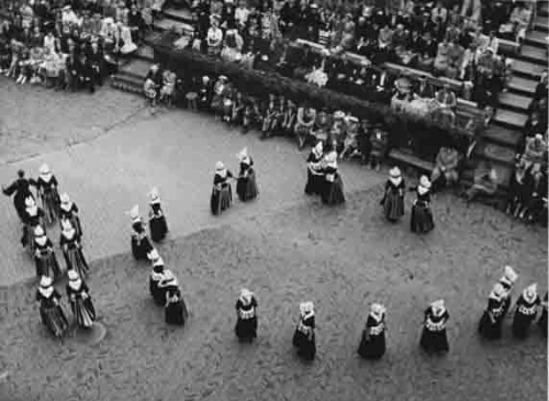 Deelneemsters in Volendamse klederdracht tijdens het Vrouwendefilé op het Binnenhof, georganiseerd door de Tentoonstelling 'De Nederlandse Vrouw 1898-1948' in samenwerking met het Comité De Nationale Feestrok. 1948