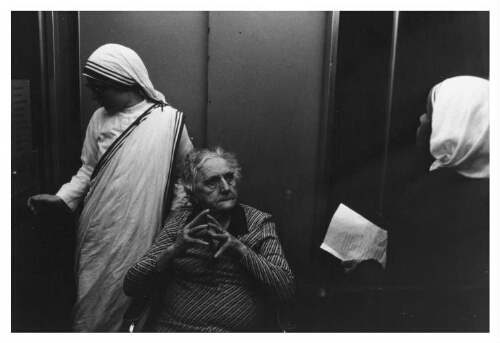 Zusters van Moeder Teresa (Missionarissen van Naastenliefde) brengen in het Centrum Stadzicht bejaarden naar de Eucharistieviering. 1982