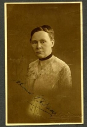 Gesigneerd portret van Johanna W.A. Naber