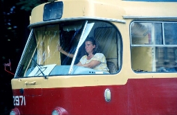 Trambestuurster in Odessa tijdens de stop van de WILPF trein 1995