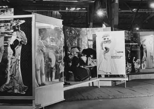 Stand van de afdeling 'De vrouw in de mode': 'Mode in 1907' op de tentoonstelling 'De Nederlandse Vrouw 1898-1948'. 1948