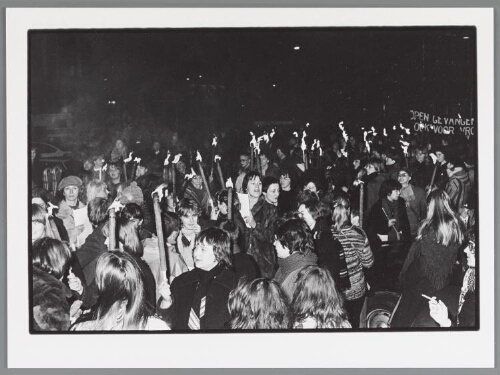 Vrouwen verzamelen zich bij het beursplein voor de fakkeloptocht tijdens internationale vrouwendag 1979