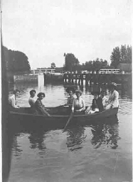 Leden tijdens het novitiaat van het U.V.S.V in een roeiboot 1910