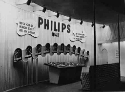 Stand van de afdeling 'De vrouw in de sport': 'Philips' [moet zijn:'afd 1948