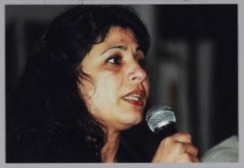 Kobera Nowdarapour (?) (werkzaam bij Zwaluw) tijdens een ZamiCasa met als thema: vluchtelingenvrouwen en de arbeidsmarkt. 2000