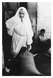 Vrouw draagt zakken. 1987