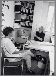 Dove vrouw aan het werk met een tolk. 1998