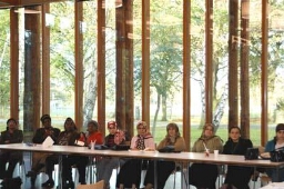 Stedelijke bijeenkomst over krachtige Haagse vrouwen die samenkomen om de krachten te bundelen tegen geweld. 2005