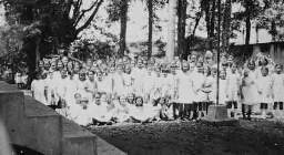 'Tientje Fan met haar school' 1921