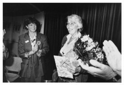 Tijdens het congres van de FNV over kinderopvang wordt 'de knuffelbeer-prijs' uitgereikt. 1990
