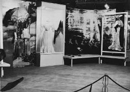 Stand afdeling De vrouw in de mode: 'Mode in 1902' op de tentoonstelling 'De Nederlandse Vrouw 1898-1948'. 1948