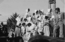 Verklede(?) vrouwen op een wagen tijdens een feestelijke optocht in Middelburg (Cape Provence) 1938