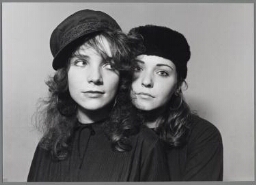 Portret van twee meiden  in het vrouwencentrum. 1987