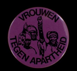 'vrouwen tegen apartheid'. Button