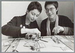Maria en Clemy van het Vrouwenvakantiecentrum spelen monopoly. 1983