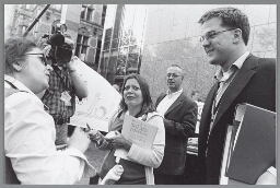 Actie van bijstandmoeder Sybilla Balk  (links), 'appeltje voor de dorst', tegen plannen van het kabinet voor de nieuwe bijstandwet Werk en Bijstand 2003