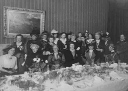 Groepsportret aan gedekte tafel 1913