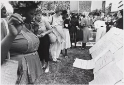 Op het universiteitsterrein kunnen de deelnemende vrouwen de aankondigingen van de verschillende workshops bekijken 1985