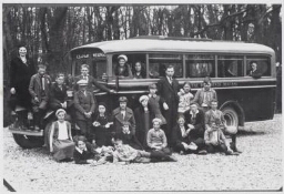 Leerlingen en onderwijzers aan de School met de Bijbel tijdens een uitstapje per bus 1933?