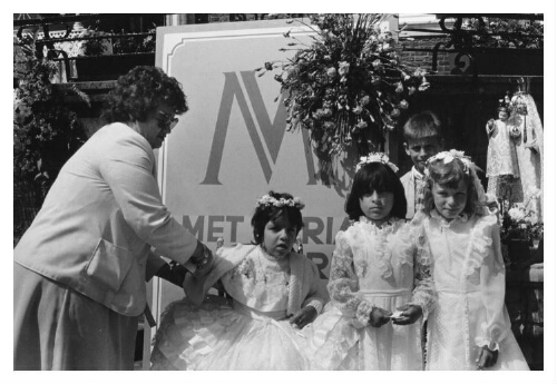 Bruidjes tijdens de Sakramentsprocessie te Kerkrade 1984