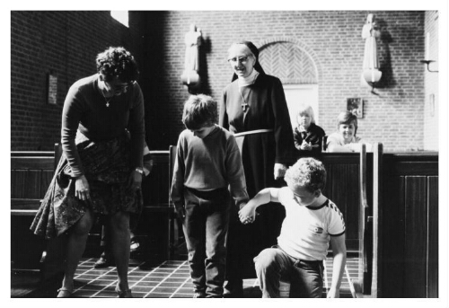 Kinderen worden voorbereid op hun eerste communnie in het Clarissenklooster in Eindhoven 1983