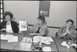 Frida van Ammers, directeur van het Clara Wichmann Instituut, Louise Groenman, voorzitter van de rapportagecommissie van het VN-vrouwenverdrag en Greetje den Ouden, voorzitter van de Emancipatieraad, bij de presentatie van het rapport 'Zwarte,migranten- en vluchtelingenvrouwen en het VN-vrouwenverdrag. 1996