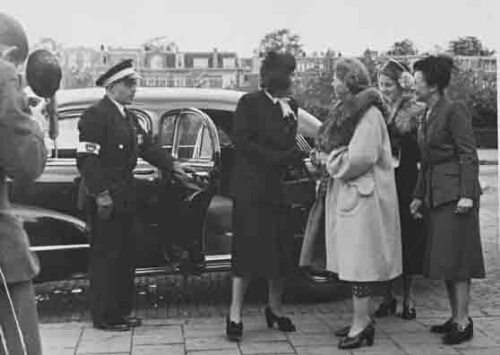 Ontvangst door bestuursleden bij het tweede bezoek van Hare Majesteit Koningin Juliana aan de tentoonstelling 'De Nederlandse Vrouw 1898-1948' 1948